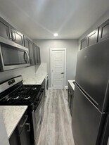 615 Vernon Rd, Unit A in Philadelphia, PA - Building Photo