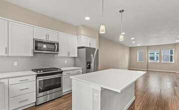1225 Filbert Rd in Lynnwood, WA - Building Photo - Building Photo