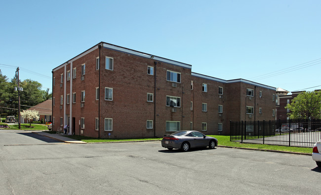 Montgomery Park Apartments in Gaithersburg, MD - Building Photo - Building Photo