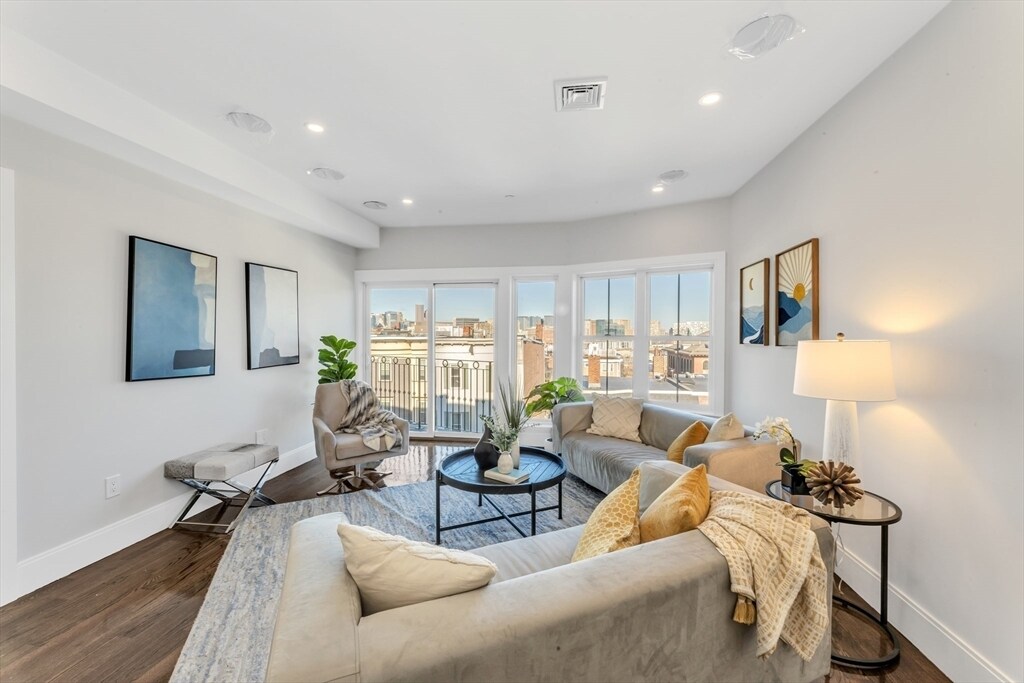 582 E Broadway, Unit 2 in Boston, MA - Building Photo