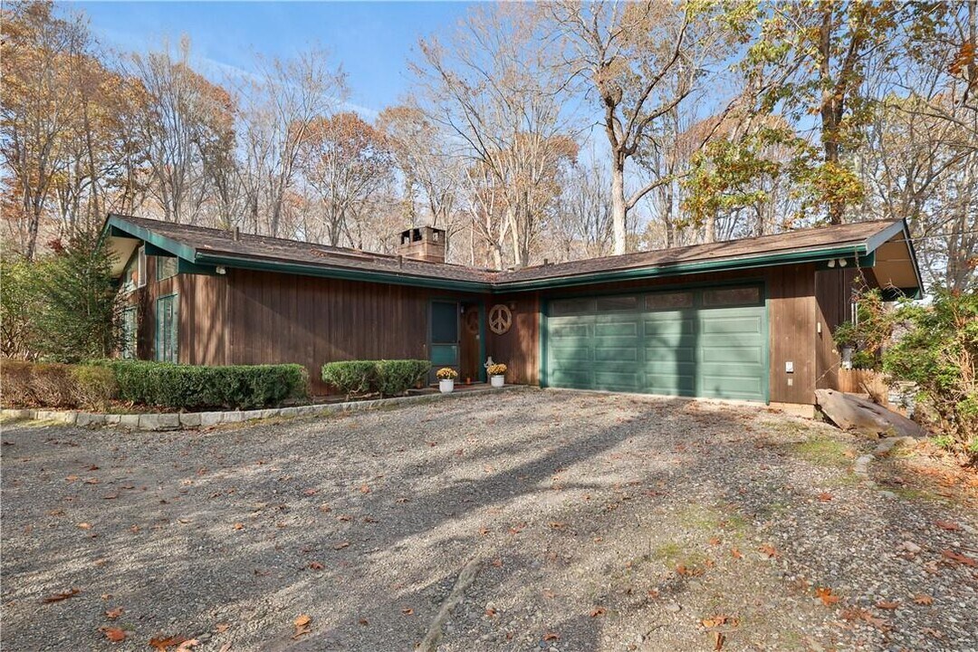 4 Dogwood Ln in Pound Ridge, NY - Building Photo