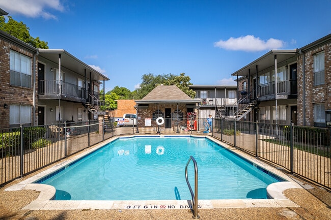 Crossings at Berkley Square in Houston, TX - Building Photo - Building Photo