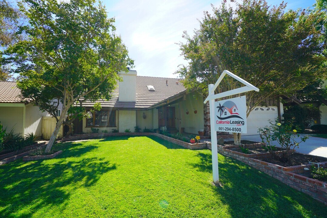 25356 Avenida Ronada in Santa Clarita, CA - Building Photo