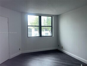 213 Lake Pointe Dr in Oakland Park, FL - Foto de edificio - Building Photo