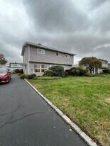 135 Sunrise Ln in Levittown, NY - Building Photo