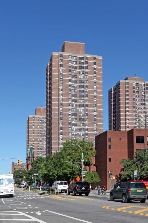 460 Grand St in New York, NY - Building Photo