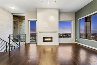 214 Barton Springs Rd in Austin, TX - Foto de edificio - Building Photo