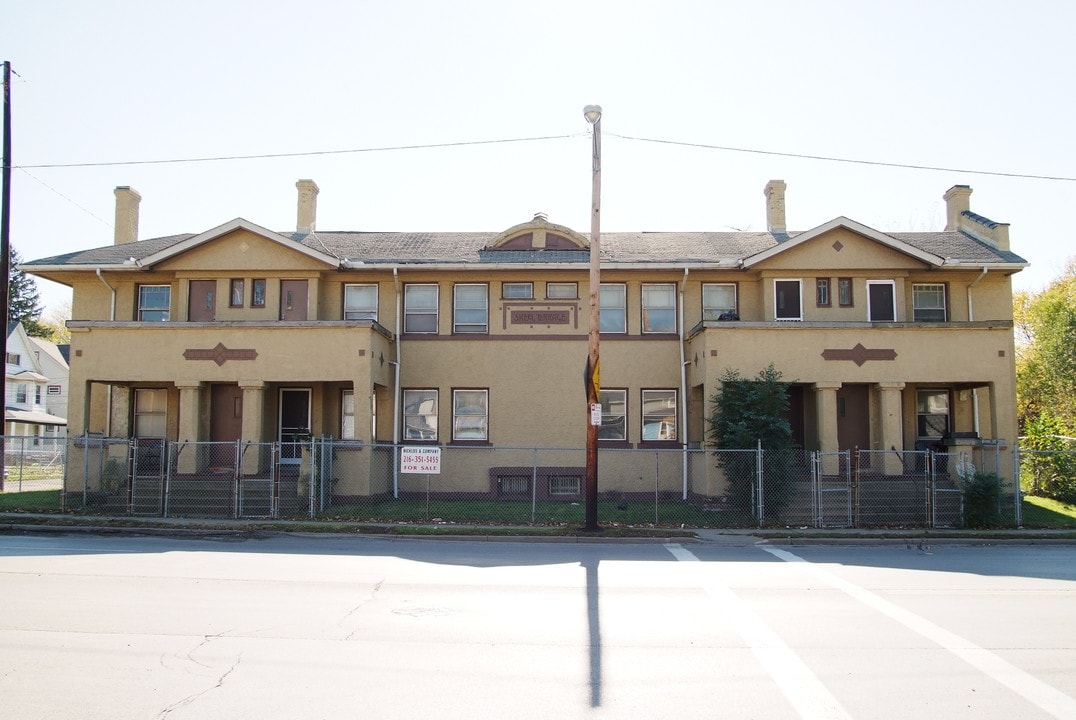 9502 Miles Ave in Cleveland, OH - Foto de edificio