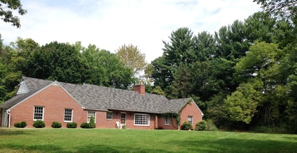 2416 Old Bluefield Rd in Princeton, WV - Foto de edificio - Building Photo