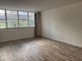 999 Brickell Bay Dr, Unit 206 in Miami, FL - Building Photo