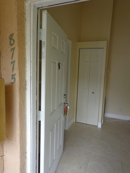 8775 NW 39th St in Sunrise, FL - Building Photo