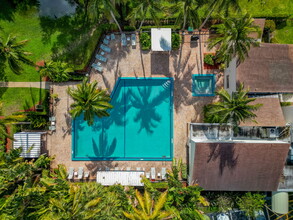 Jacaranda Club in Plantation, FL - Foto de edificio - Building Photo