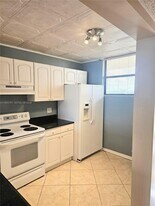 114 Lake Emerald Dr in Oakland Park, FL - Building Photo