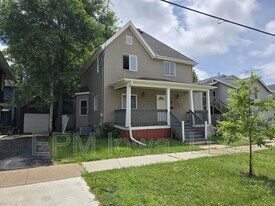 518 E 2nd St in Waterloo, IA - Building Photo