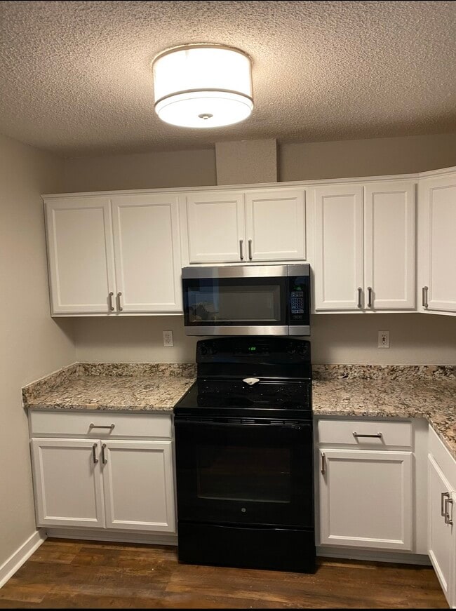 740 W Village Rd, Unit 104 in Chanhassen, MN - Building Photo - Building Photo