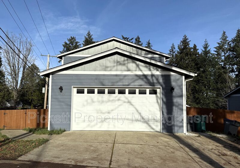 1100 Shorewood Dr in Bremerton, WA - Building Photo