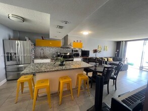 3000 Marcos Dr in Aventura, FL - Building Photo - Building Photo