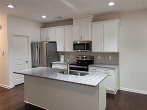 5211 Madeline Pl in Stone Mountain, GA - Foto de edificio - Building Photo