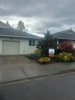 504 College St in Philomath, OR - Building Photo