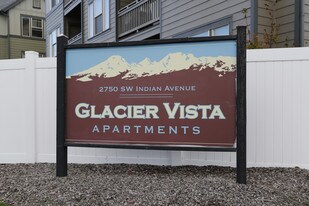 Glacier Vista Apartments in Redmond, OR - Building Photo