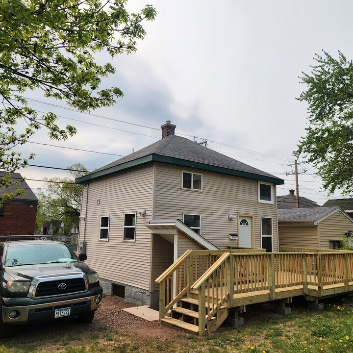 2422 W 2nd St in Duluth, MN - Building Photo