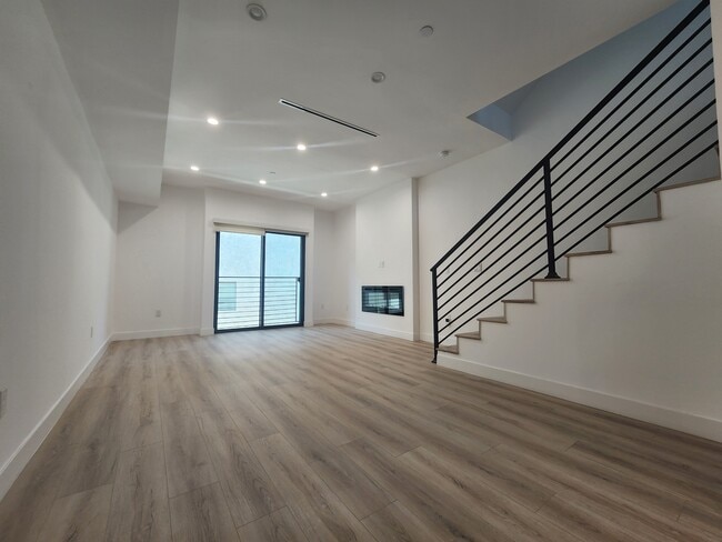 6061 Fulton Ave in Van Nuys, CA - Foto de edificio - Building Photo