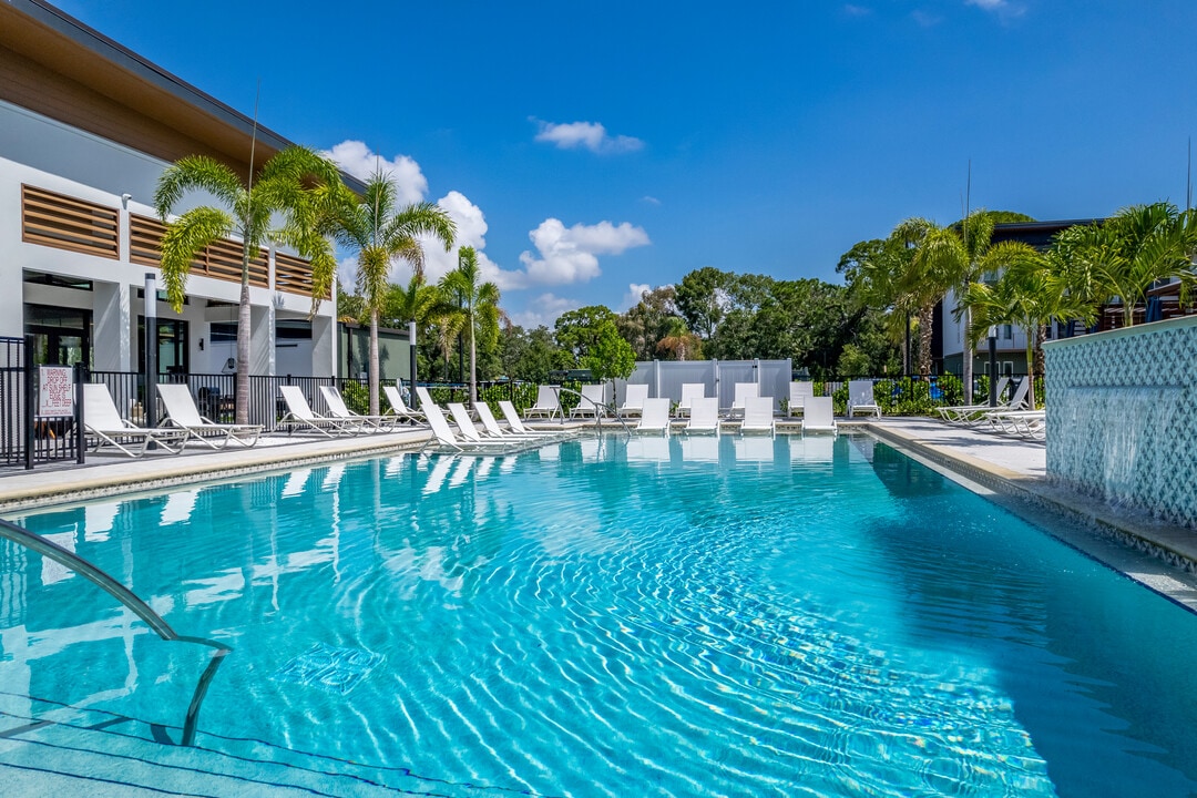 Lake Maggiore Apartments in St. Petersburg, FL - Foto de edificio