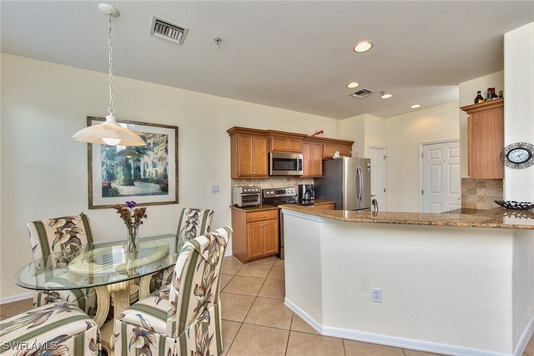 12859 Carrington Cir in Naples, FL - Foto de edificio