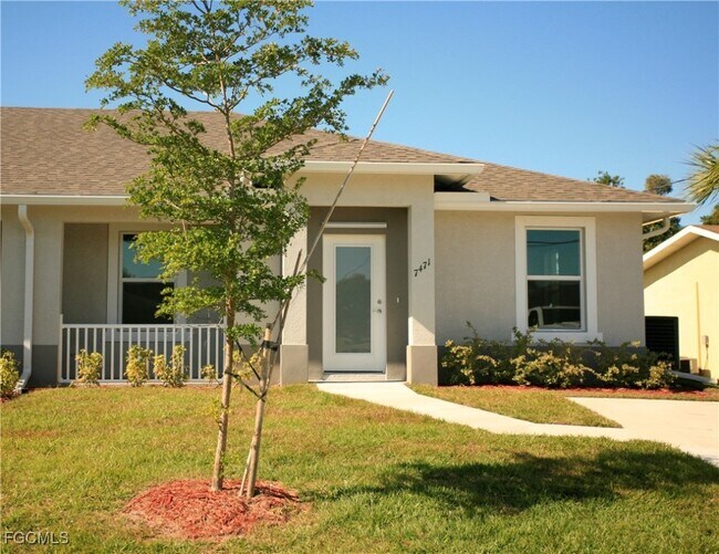7471 Pebble Beach Rd in Ft. Myers, FL - Building Photo - Building Photo