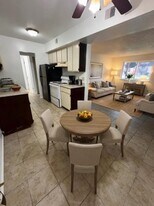 1306 W Michigan Ave, Unit 4 in Battle Creek, MI - Building Photo