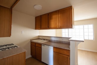 4651 Cahuenga Blvd in North Hollywood, CA - Foto de edificio - Building Photo