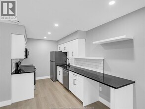 3177 Riverside Dr E in Windsor, ON - Foto de edificio - Building Photo