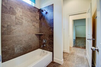 2210 Hutchins St in Houston, TX - Building Photo - Building Photo