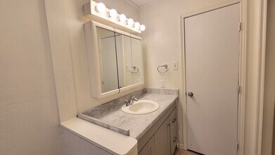 2100 Hill Top Ct in Conroe, TX - Building Photo - Building Photo