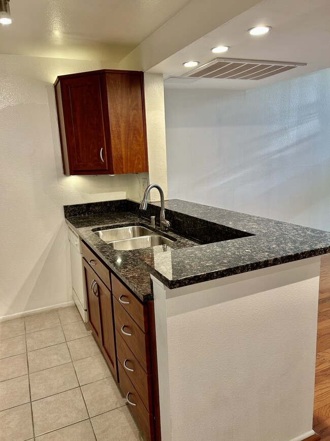 18645 Hatteras St, Unit 274 in Tarzana, CA - Building Photo - Building Photo