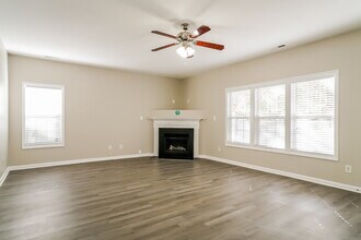 8039 Marsh Hollow Dr in Raleigh, NC - Foto de edificio - Building Photo