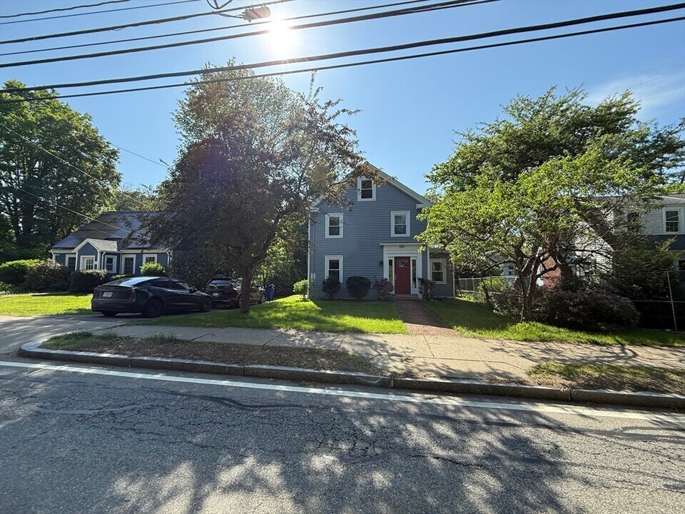 581 Grove St in Newton, MA - Foto de edificio