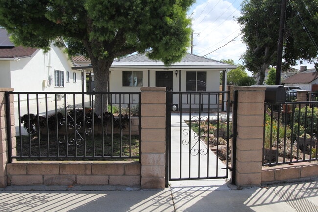 4302 Muscatel Ave in Rosemead, CA - Foto de edificio - Building Photo