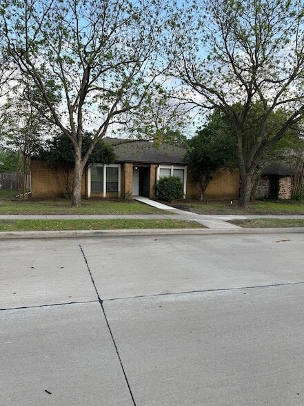 property at 718 Maple Glen Dr