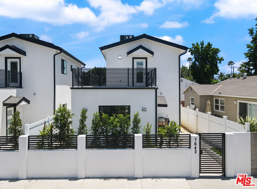 7642 Orion Ave in Los Angeles, CA - Building Photo