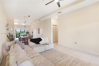 8195 NW 104th Ave in Doral, FL - Foto de edificio - Building Photo