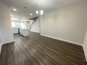 9325 Camay Dr-Unit -B in Houston, TX - Foto de edificio - Building Photo