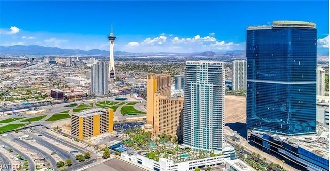 2700 S Las Vegas Blvd in Las Vegas, NV - Building Photo - Building Photo