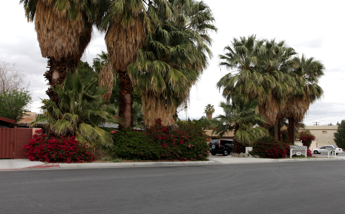 73722 Santa Rosa Way in Palm Desert, CA - Building Photo