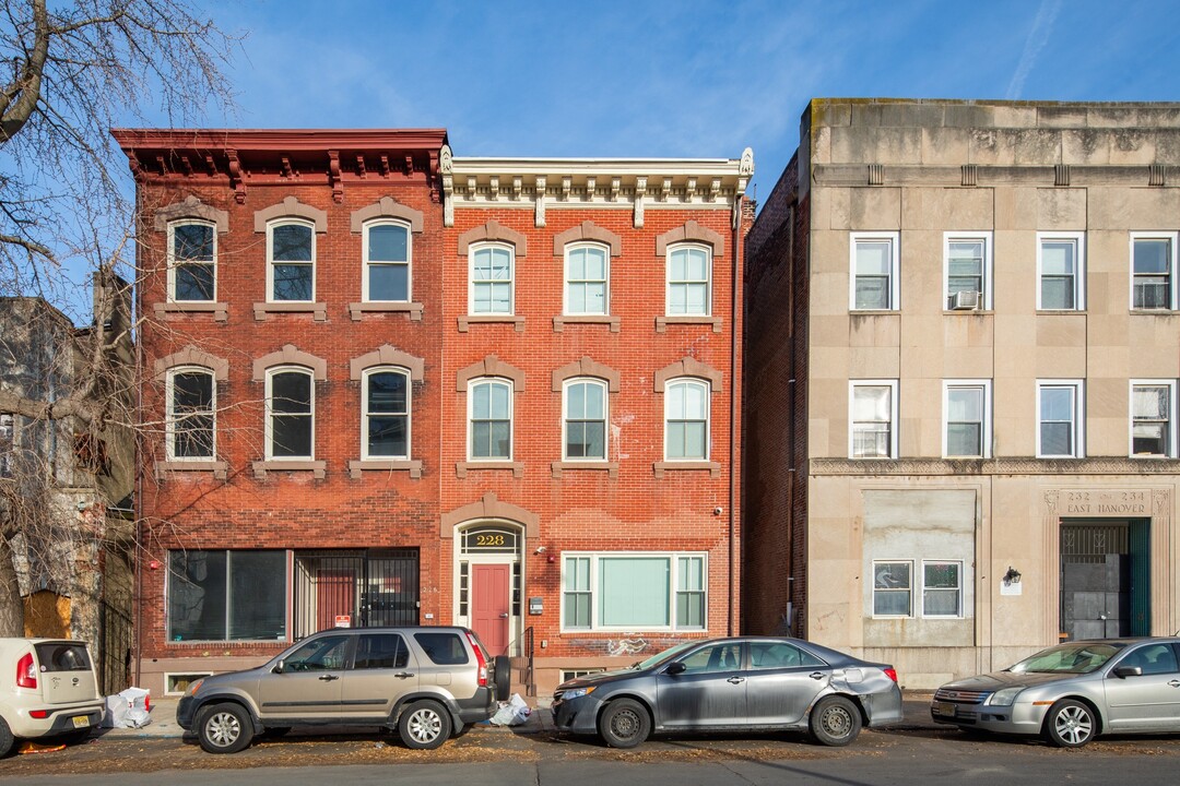 228 E Hanover St in Trenton, NJ - Building Photo