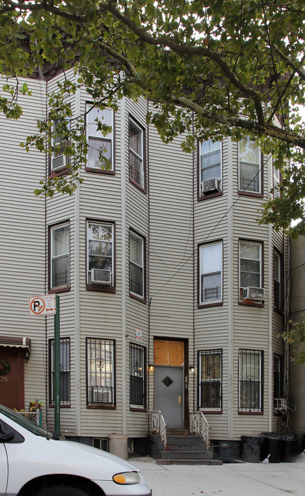 127 Miller Ave in Brooklyn, NY - Building Photo