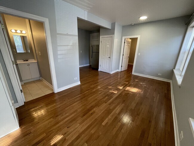 2360 W Dickens Ave in Chicago, IL - Building Photo - Building Photo