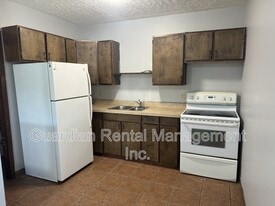 200 Simpson St in Thunder Bay, ON - Building Photo