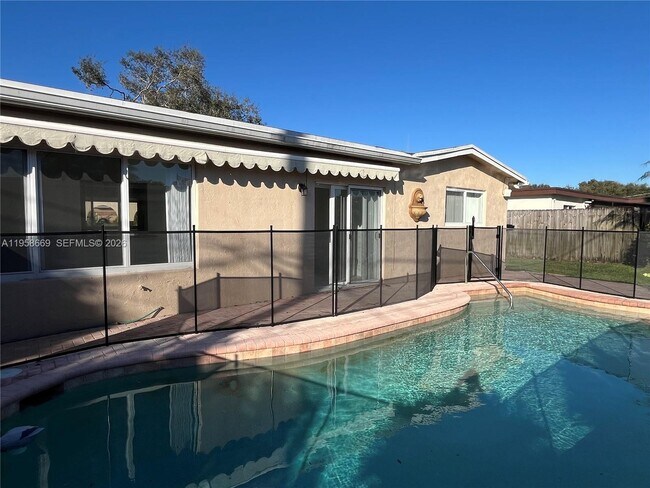 9200 SW 54th St in Cooper City, FL - Building Photo - Building Photo