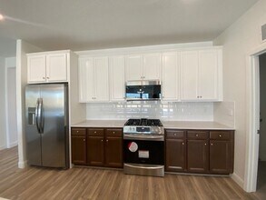 106 W Tyler Ave in Visalia, CA - Building Photo - Building Photo